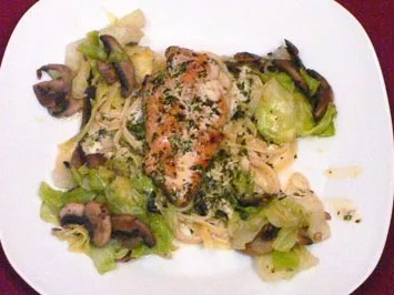 Rezept: Hähnchenbrustfilet auf Spitzkohl an Champignons in Kerbelsahne Hähnchenbrustfilet auf Spitzkohl an Champignons in Kerbelsahne - Rezept