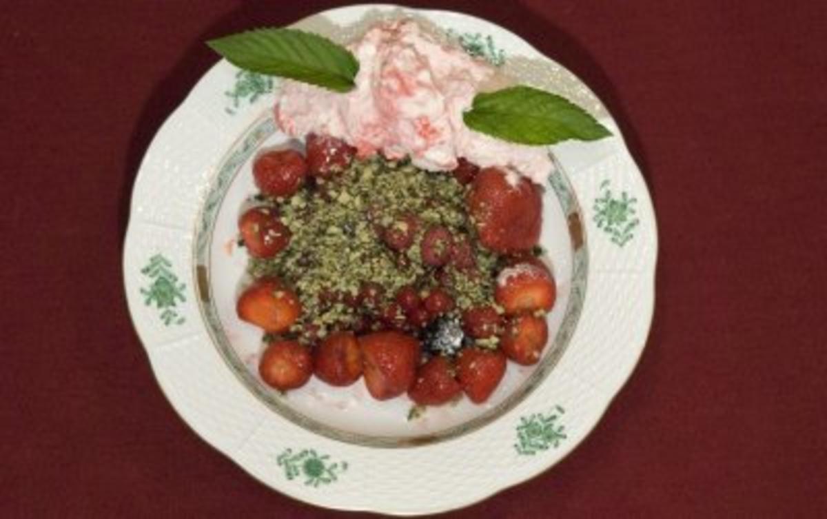 Rote Früchte mit süßem Kürbiskerngranulat und frischer Himbeersahne (René Koch) - Rezept