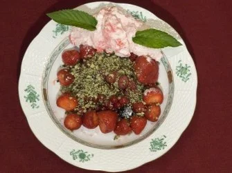 Rote Früchte mit süßem Kürbiskerngranulat und frischer Himbeersahne (René Koch) - Rezept