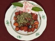 Rote Früchte mit süßem Kürbiskerngranulat und frischer Himbeersahne (René Koch) - Rezept