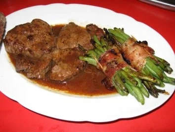 Rezept: Rinderfilet mit Prinzessbohnen im Speckmantel Rinderfilet mit Prinzessbohnen im Speckmantel - Rezept