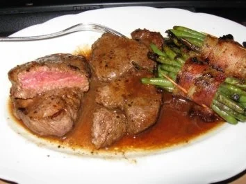 Rezept: Rinderfilet mit Prinzessbohnen im Speckmantel Bild Nr. 2 Rinderfilet mit Prinzessbohnen im Speckmantel - Rezept - Bild Nr. 2