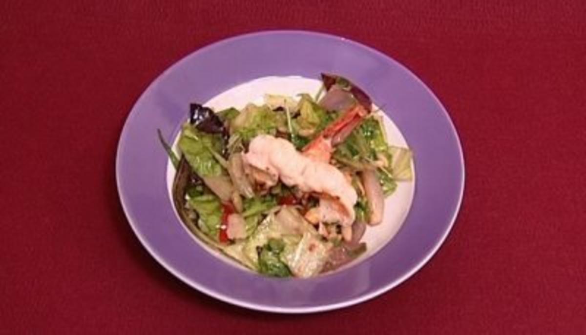 Warmer Salat mit Speck, Pinienkernen und Waldhimbeerdressing (Rolf Zacher) - Rezept