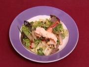 Warmer Salat mit Speck, Pinienkernen und Waldhimbeerdressing (Rolf Zacher) - Rezept