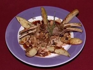 Lammkarree mit Tomatenkräuterkruste auf Pfifferlingen mit Rosmarinkartoffeln (Rolf Zacher) - Rezept