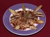 Lammkarree mit Tomatenkräuterkruste auf Pfifferlingen mit Rosmarinkartoffeln (Rolf Zacher) - Rezept