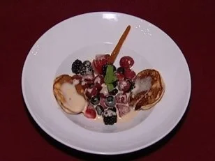 Rezept: Gebratene Quarkplinsen auf Waldbeeren mit Zabaglione (Rolf Zacher) Gebratene Quarkplinsen auf Waldbeeren mit Zabaglione (Rolf Zacher) - Rezept