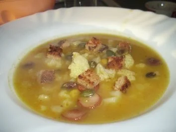 Gemüsesuppe mit Knoblauchcroutons und Kürbiskernen - Rezept