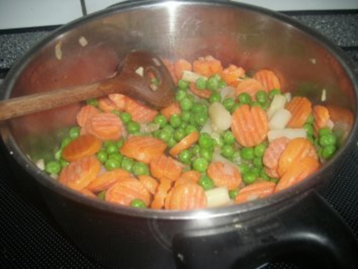 Gemüsesuppe mit Knoblauchcroutons und Kürbiskernen - Rezept - Bild Nr. 2
