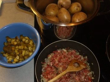 Salate: Kartoffelsalat warm und deftig - Rezept - Bild Nr. 2