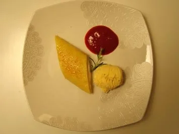 Gebrannter Limonencrêpe mit Rosmarinparfait und Fruchtsoße5 - Rezept