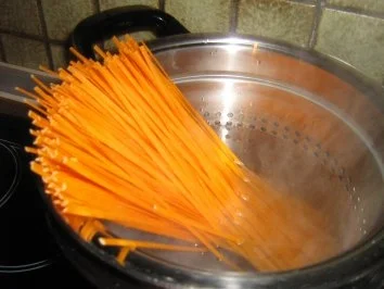 Orangen-Taglioline mit Orangen-Carbonara - Rezept - Bild Nr. 3