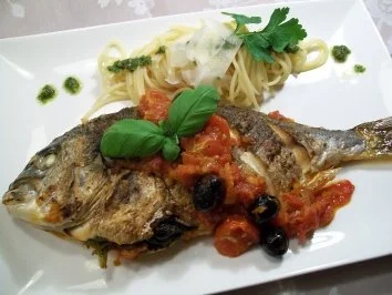 Goldbrasse aus dem Ofen an fruchtiger Tomatensauce - Rezept