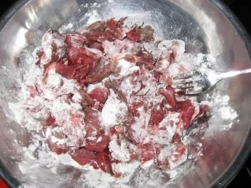 Rezept: Wildgulaschsuppe im Brot serviert Bild Nr. 4 Wildgulaschsuppe im Brot serviert - Rezept - Bild Nr. 4