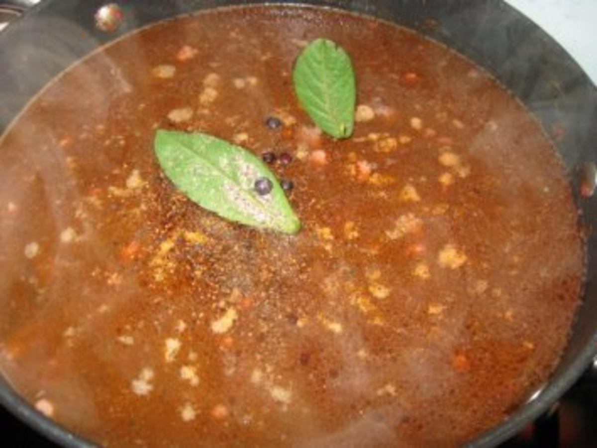 Wildgulaschsuppe im Brot serviert - Rezept - Bild Nr. 9