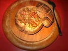Wildgulaschsuppe im Brot serviert - Rezept