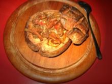 Wildgulaschsuppe im Brot serviert - Rezept