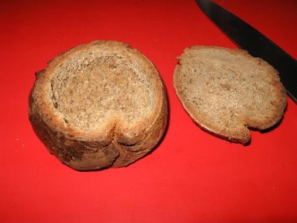 Wildgulaschsuppe im Brot serviert - Rezept - Bild Nr. 14