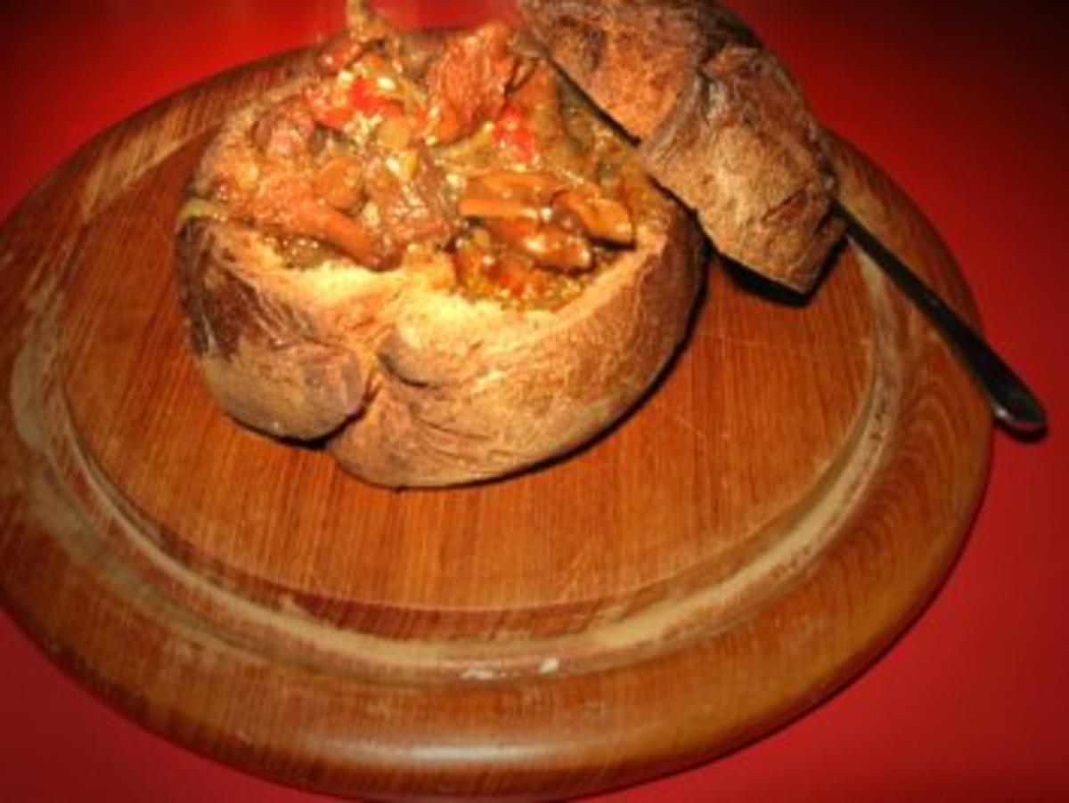Wildgulaschsuppe im Brot serviert - Rezept - Bild Nr. 15