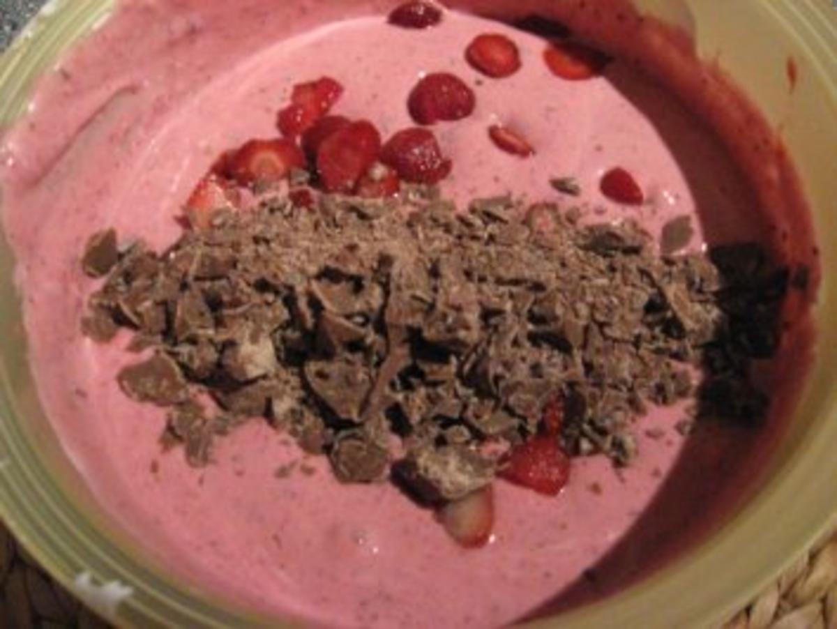 Erdbeer-Joghurt Eis mit Schokosplittern - Rezept - Bild Nr. 2