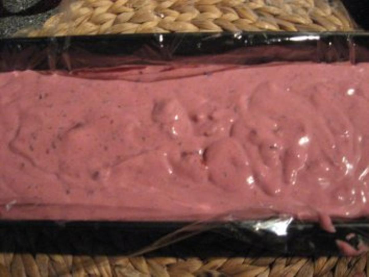 Erdbeer-Joghurt Eis mit Schokosplittern - Rezept - Bild Nr. 3