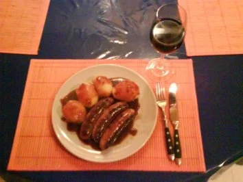 Fleisch: Bratwürstchen mit Pellkartoffeln und Bratensoße - Rezept