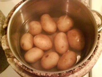 Fleisch: Bratwürstchen mit Pellkartoffeln und Bratensoße - Rezept - Bild Nr. 2