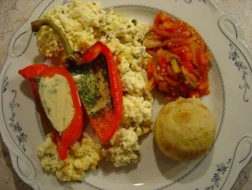 Paprika-Schiffchen mit Kräuterrührei - Rezept