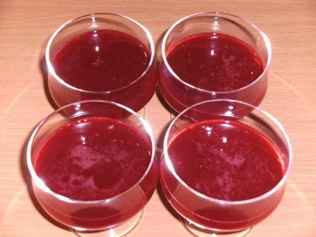 Rezept: Dessert: Panna Cotta mit Orangenlikör-Himbeer-Gelee Bild Nr. 2 Dessert: Panna Cotta mit Orangenlikör-Himbeer-Gelee - Rezept - Bild Nr. 2