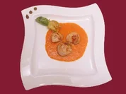 Jakobsmuscheln an Zucchiniblüten auf Hummerschaum mit Wasabipunkten - Rezept