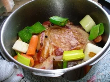 Rezept: Kasselerbraten, Pilzbohnen und grüne Semmelklöße Bild Nr. 5 Kasselerbraten, Pilzbohnen und grüne Semmelklöße - Rezept - Bild Nr. 5