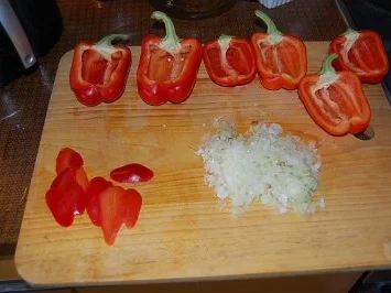 gefüllte Paprika mit Käse überbacken, Tomatensauce und Maccaroni - Rezept - Bild Nr. 2