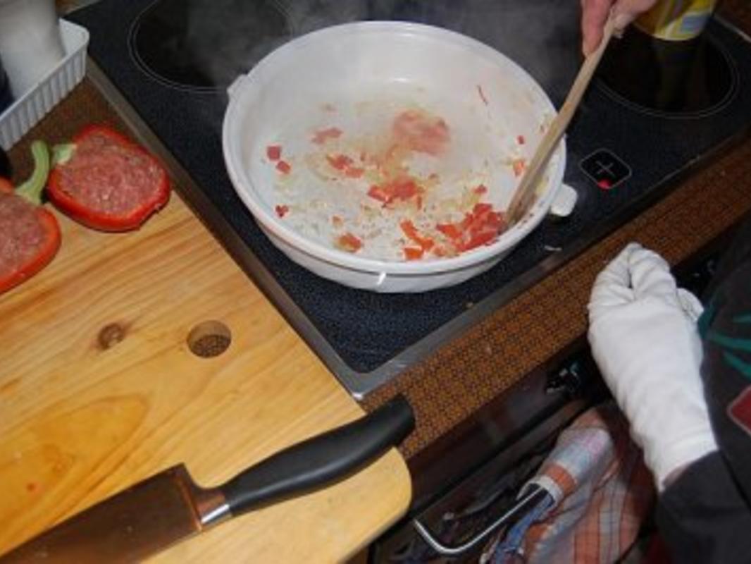 Gefüllte Paprika mit Käse überbacken, Tomatensauce und Maccaroni ...