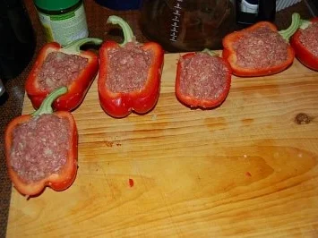 gefüllte Paprika mit Käse überbacken, Tomatensauce und Maccaroni - Rezept - Bild Nr. 3