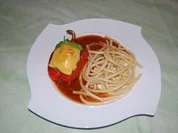 gefüllte Paprika mit Käse überbacken, Tomatensauce und Maccaroni - Rezept