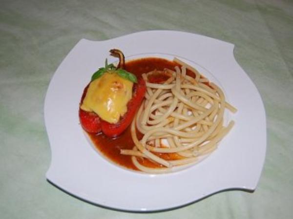 Gefüllte Paprika mit Käse überbacken, Tomatensauce und Maccaroni ...