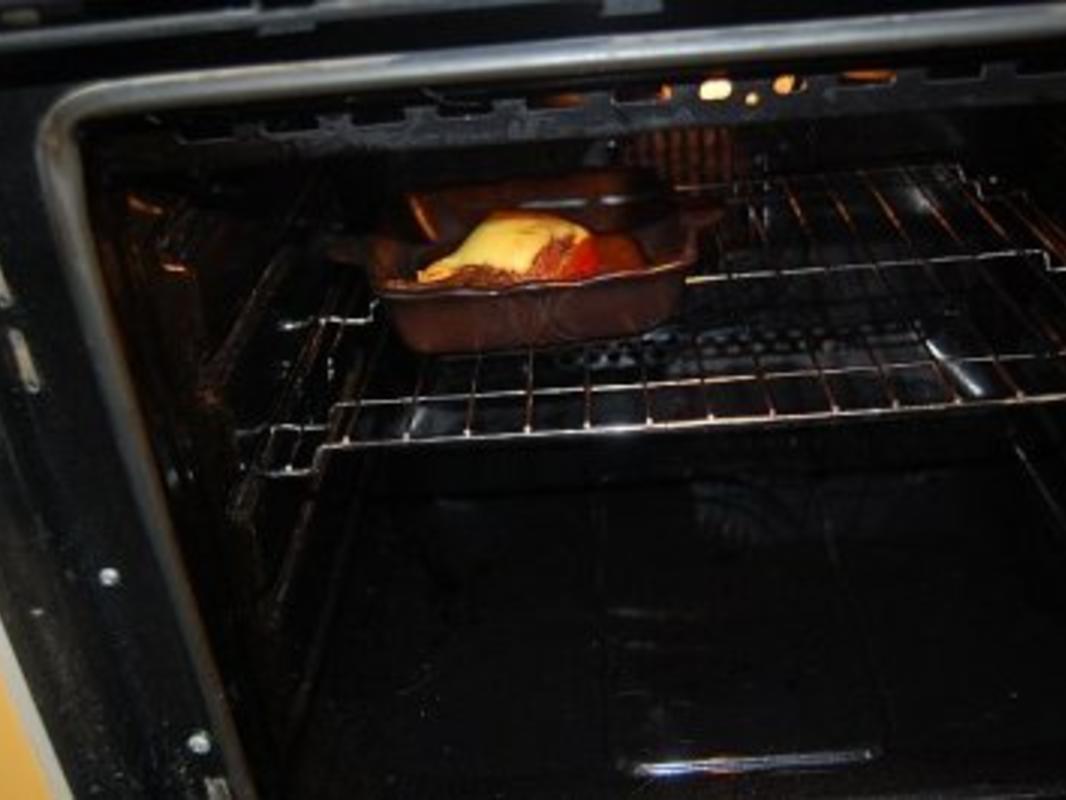 Gefüllte Paprika mit Käse überbacken, Tomatensauce und Maccaroni ...