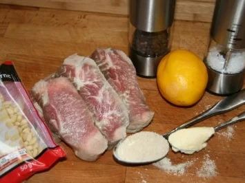 Rezept: Schwein: Lende mit Pinien-Kruste vom Iberico-Schwein an Cranberry-Sauce Bild Nr. 2 Schwein: Lende mit Pinien-Kruste vom Iberico-Schwein an Cranberry-Sauce - Rezept - Bild Nr. 2