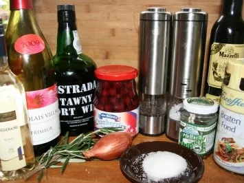 Rezept: Schwein: Lende mit Pinien-Kruste vom Iberico-Schwein an Cranberry-Sauce Bild Nr. 3 Schwein: Lende mit Pinien-Kruste vom Iberico-Schwein an Cranberry-Sauce - Rezept - Bild Nr. 3