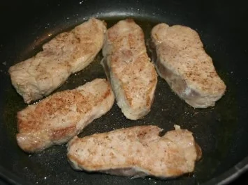 Rezept: Schwein: Lende mit Pinien-Kruste vom Iberico-Schwein an Cranberry-Sauce Bild Nr. 5 Schwein: Lende mit Pinien-Kruste vom Iberico-Schwein an Cranberry-Sauce - Rezept - Bild Nr. 5