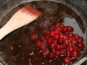 Rezept: Schwein: Lende mit Pinien-Kruste vom Iberico-Schwein an Cranberry-Sauce Bild Nr. 6 Schwein: Lende mit Pinien-Kruste vom Iberico-Schwein an Cranberry-Sauce - Rezept - Bild Nr. 6