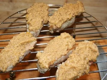 Rezept: Schwein: Lende mit Pinien-Kruste vom Iberico-Schwein an Cranberry-Sauce Bild Nr. 7 Schwein: Lende mit Pinien-Kruste vom Iberico-Schwein an Cranberry-Sauce - Rezept - Bild Nr. 7