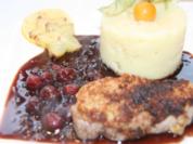Rezept: Schwein: Lende mit Pinien-Kruste vom Iberico-Schwein an Cranberry-Sauce Schwein: Lende mit Pinien-Kruste vom Iberico-Schwein an Cranberry-Sauce - Rezept