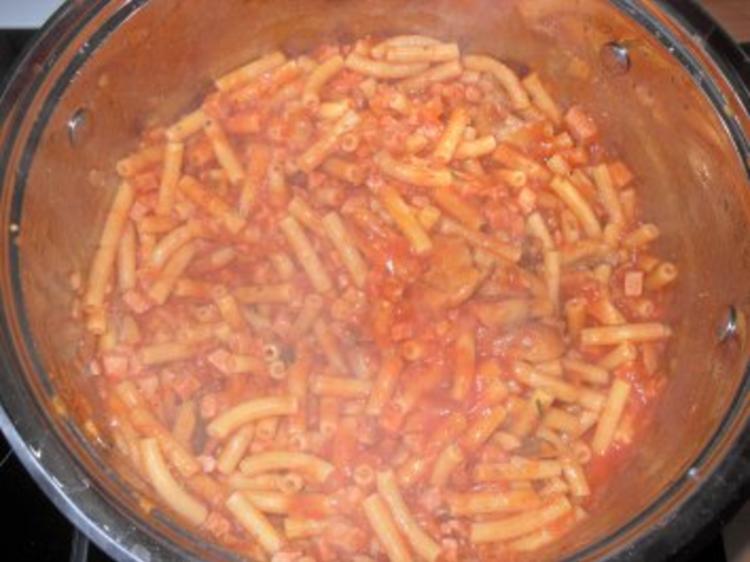 Makkaroni mit Tomatensoße - schnell & einfach - 199 kcal/100g Makkaroni mit Tomatensoße - schnell & einfach - 199 kcal/100g