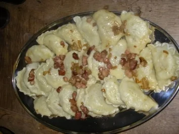 Rezept: Piroggen mit Sauerkrautfüllung Piroggen mit Sauerkrautfüllung - Rezept