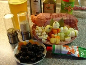 Putenrollbraten mit getrockneten Pflaumen und Aprikosen - Rezept - Bild Nr. 2