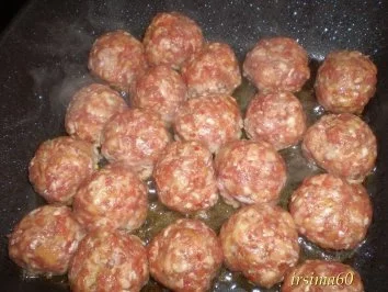 Rezept: Hackbällchen mit Zwiebelsoße Bild Nr. 3 Hackbällchen mit Zwiebelsoße - Rezept - Bild Nr. 3