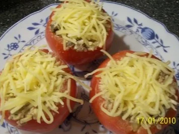 Rezept: Aus dem Backofen - gefüllte Tomaten überbacken Aus dem Backofen - gefüllte Tomaten überbacken - Rezept
