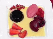 Johannisbeergelee &amp;amp; Cassissorbet auf Vanillesoße mit marinierten Beeren - Rezept