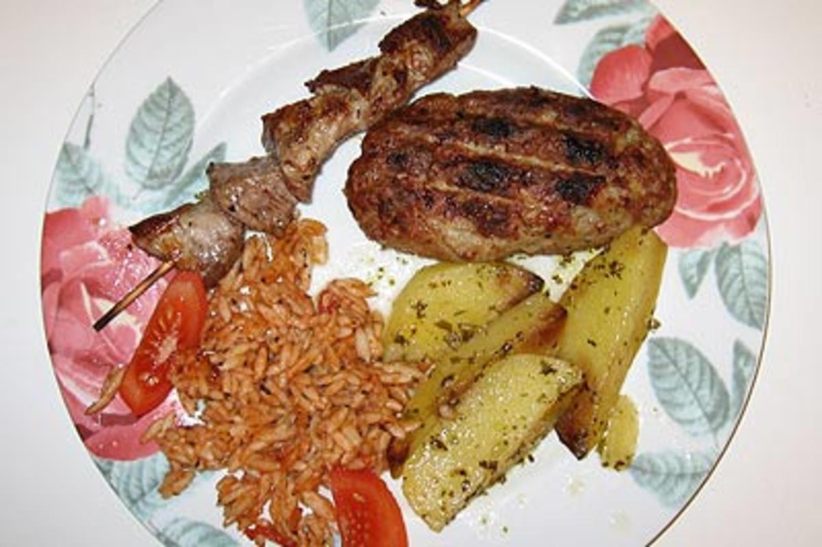 Bifteki und Suflaki mit griechischen Reisnudeln und Ofenkartoffeln - Rezept